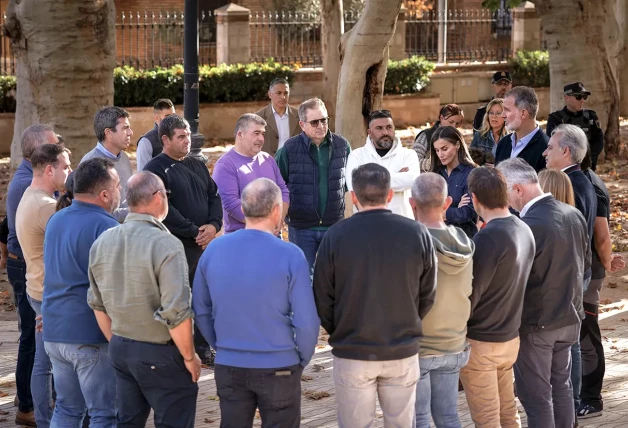 La reina Letizia y el rey Felipe VI durante un encuentro que han mantenido con los agricultores voluntarios de Utiel.