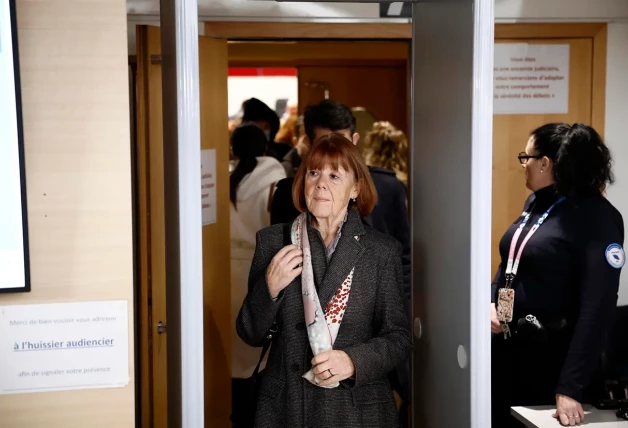 Gisèle Pelicot atravesando un arco de seguridad.