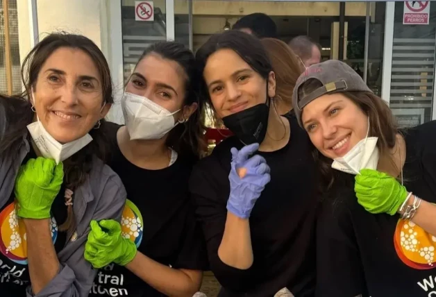 Paz Padilla, Anna Ferrer, Rosalía y Anita Matamoros ayudando en Valencia.