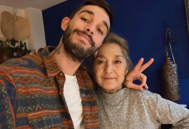 Víctor Elías con su madre en una imagen de redes