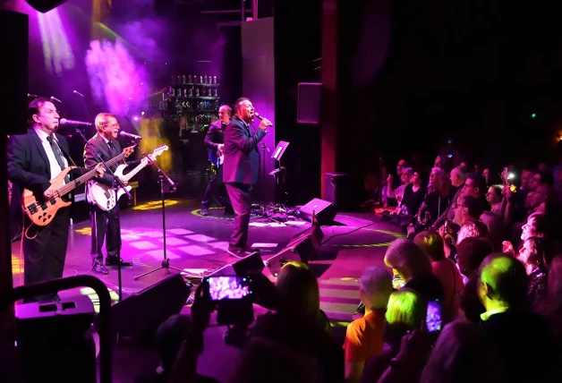 Los Diablos actuando en la sala Luz de Gas de Barcelona.