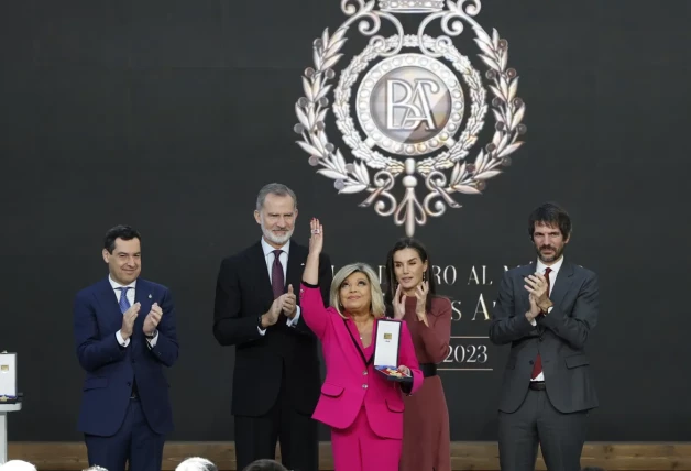 Los reyes junto a Terelu, recogiendo el premio póstumo a su madre.