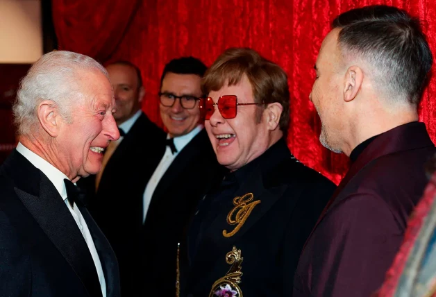 El rey Carlos de Inglaterra riendo con Elton John durante un evento benéfico.