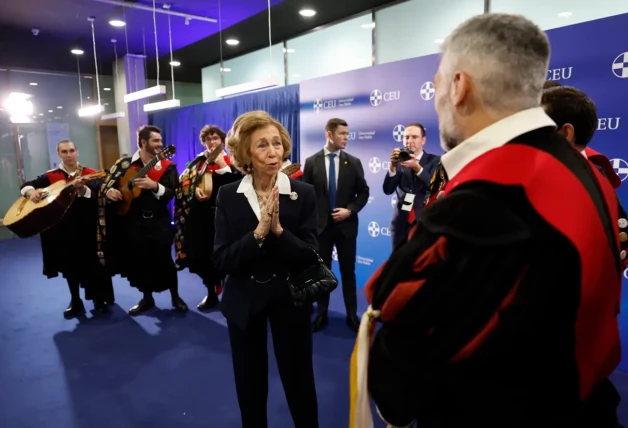 La reina Sofía saludando a los catedráticos de la universidad CEU