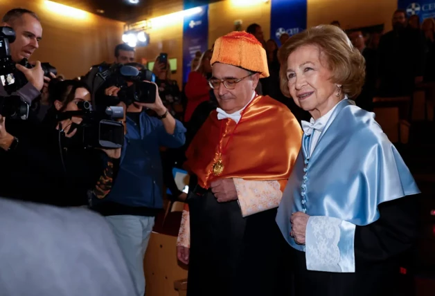 Reina Sofía paseando junto a un catedrático en la universidad CEU