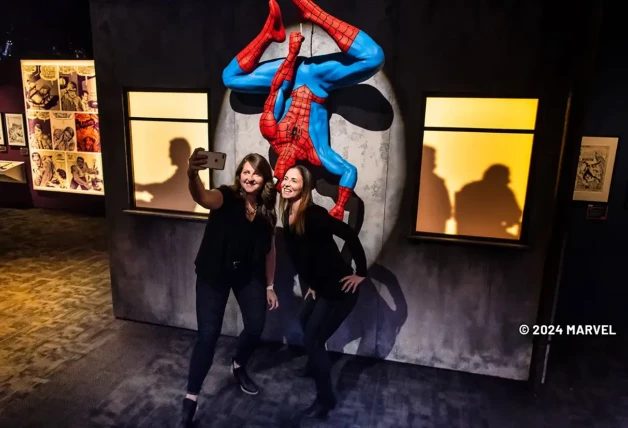 Chicas tomando un 'selfie' con Spiderman.