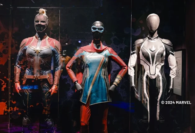 El traje de la Capitana Marvel juntos al de sus compañeras en 'The Marvels'.