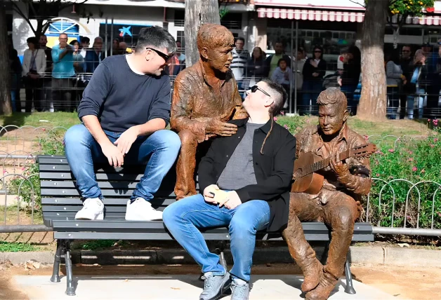 Los Estopa con sus estatuas en Cornellá.