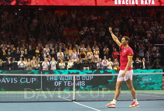 Rafa Nadal saludando a sus seguidores en el campo de tennis