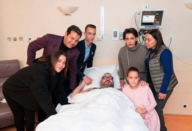 Mohamed con su familia, tras ser intervenido por problemas cardíacos en el 2018 en
París.