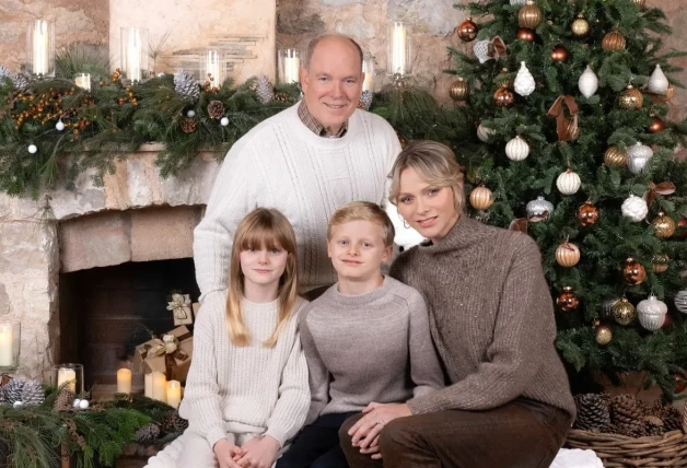 Jacques y Gabriella con sus padres, Alberto y Charlene.