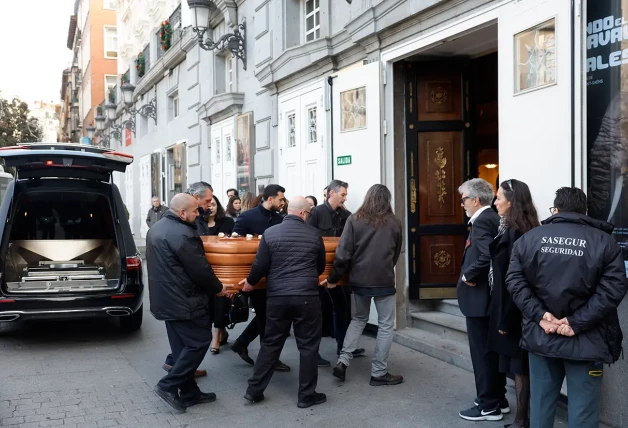 Llegada del féretro a la sala de teatro donde instalaron la capilla ardiente.