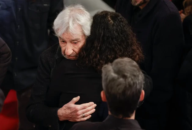 José Sacristán abrazando a la hija de Marisa Paredes.