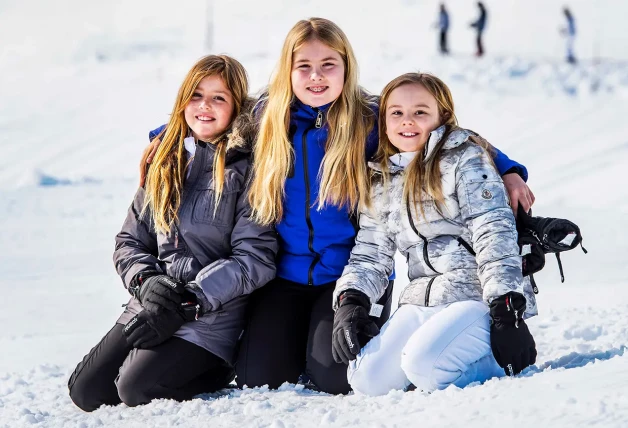 Amalia de Holanda de niña en la nieve con sus hermanas, Alexia y Ariane, en el 2016.