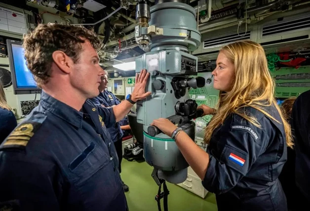 Amalia de Holanda durante su formación militar a bordo de un submarino.