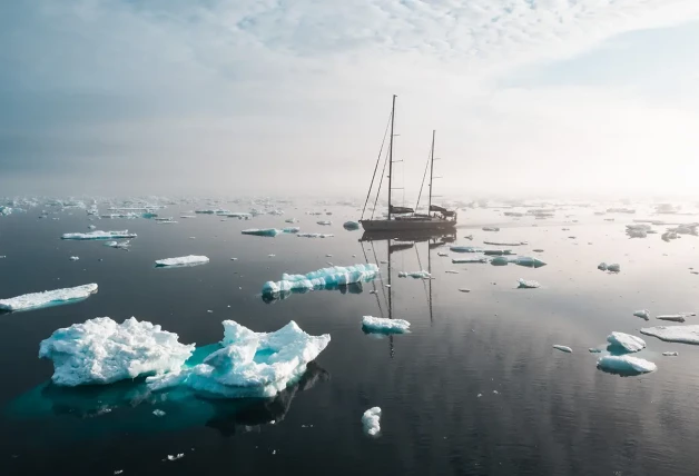 Un velero de expedición en la Antártida.