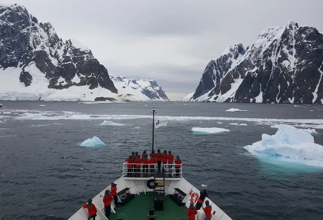 Un barco cargado de expedicionarios en la Antártida.