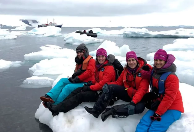 Científicas españolas posando sobre un islote de hielo.