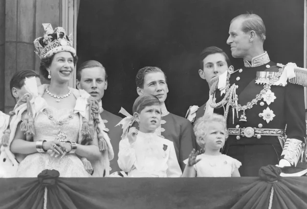 Una imagen de la soberana, el día que fue coronada, en el palacio de Buckingham con su primogénito.