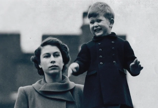 Isabel II con Carlos cuando era niño.