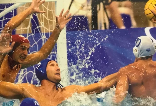 Pedro García Aguado juganto a waterpolo.