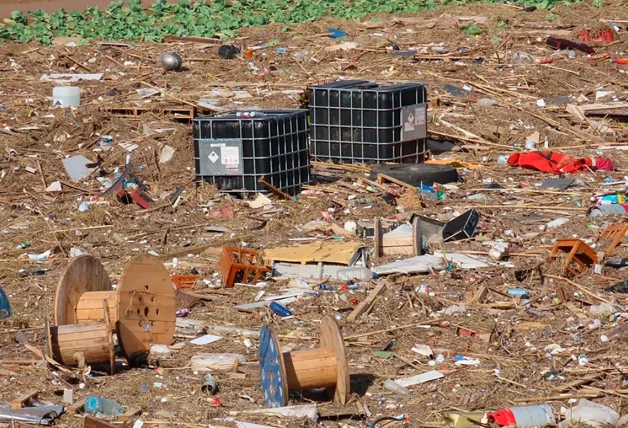 Imagen de la albufera, llena de basura.