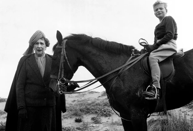 Juan Carlos, a caballo, con su abuela Ena.