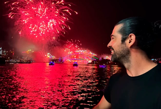 El actor Miguel Angel Muñoz, disfrutando de los juegos artificiales de Sidney.