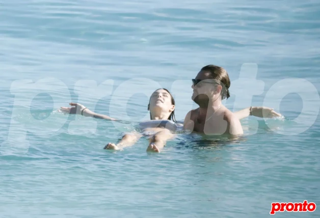 Leonardo DiCaprio con su novia bañándose en el mar.