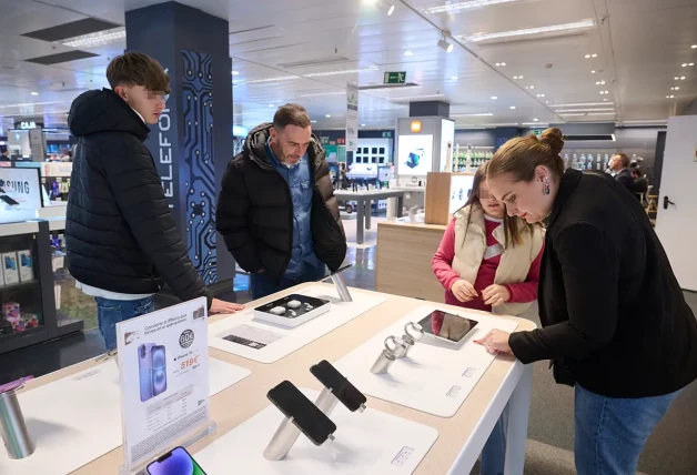 Familia comprando smartphones y tablets.