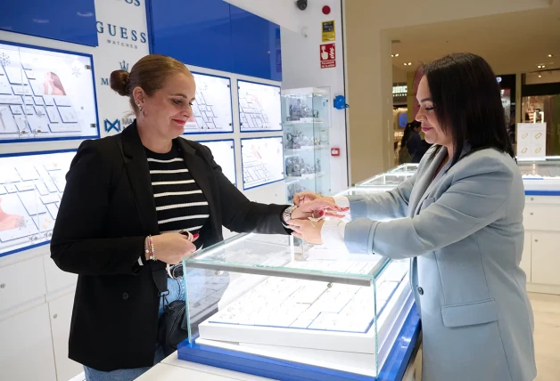 Macarena comprando una joya.