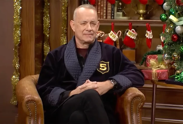 El famoso actor Tom Hanks en batín en el plató de el programa 'Saturday night live'.