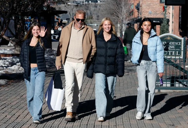 Kevin Costner paseando con sus hijas.