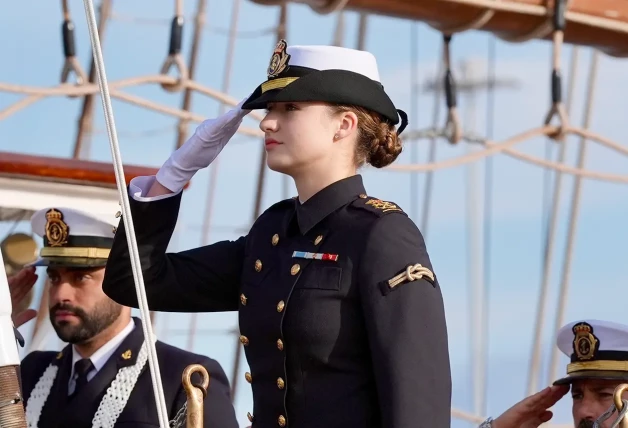 La princesa Leonor a bordo del Juan Sebastián Elcano, haciendo un saludo militar