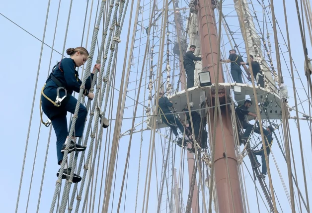 La princesa Leonor subiendo por las cuerdas del Juan Sebastián Elcano.