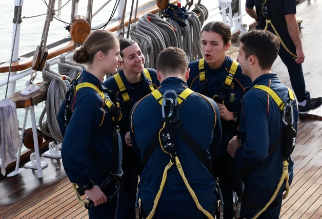 Leonor con sus compañeros de formación a bordo del Juan Sebastián Elcano.