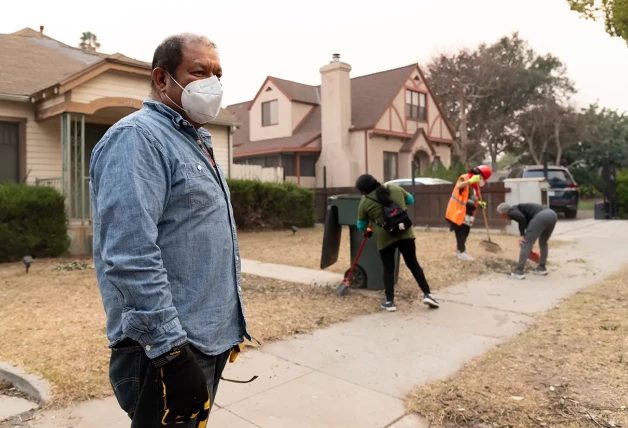 Habitantes de Los Ángeles usando mascarillas para poder respirar.