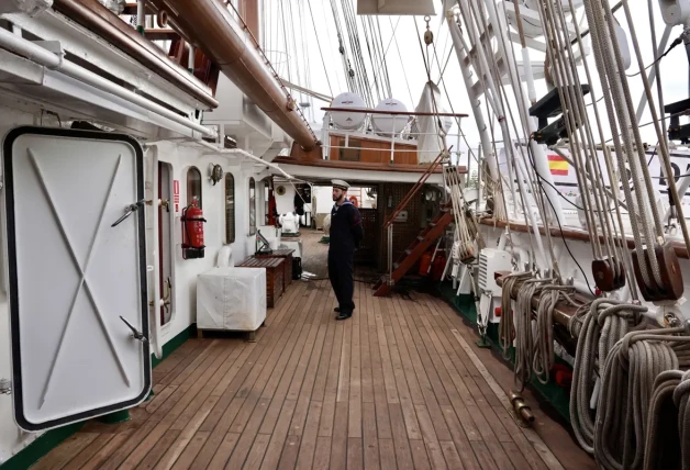 Leonor en barco Elcano