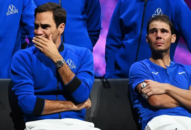 Roger Federer y Rafa Nadal llorando en la despedida del tenista suizo.