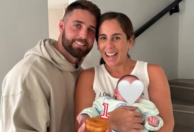 Anabel Pantoja y David Rodríguez, junto a su hija, Alma.