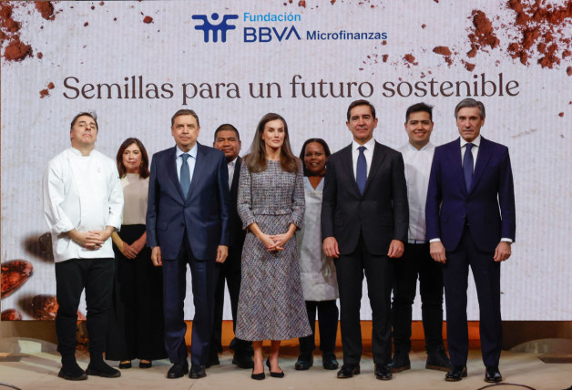 La reina Letizia asiste al acto de la Fundación Microfinanzas BBVA sobre 'Semillas para un futuro sostenible', junto al chef Joan Roca (izda), al ministro de Agricultura, Pesca y Alimentación, Luis Planas (3i), y al presidente de BBVA ,Carlos Torres (3d), entre otros, este miércoles en el Palacio del Marqués de Salamanca. EFE/Juanjo Martín