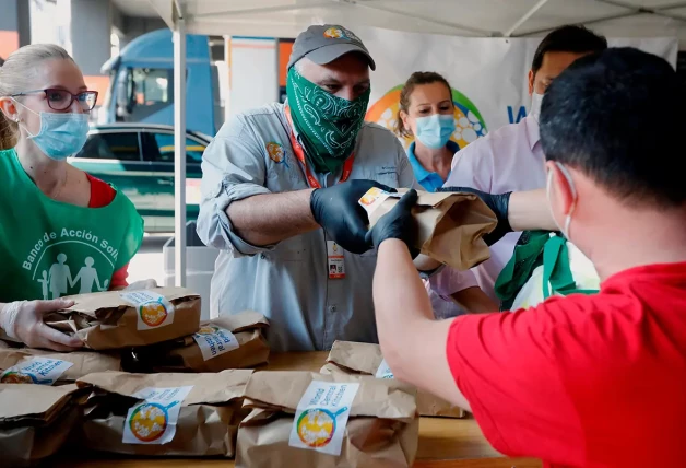 José Andrés repartiendo comida durante la pandemia.