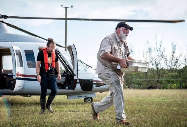 José Andrés descargando comida de un helicóptero.