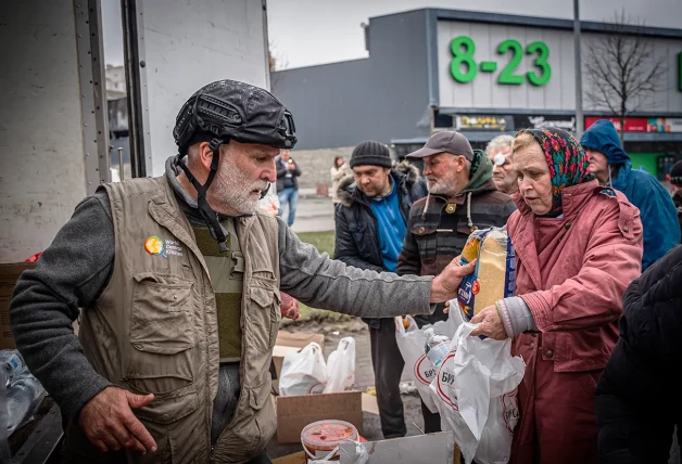 José Andrés repartiendo comida en Ucrania.