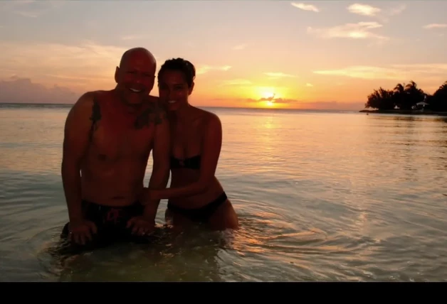 Bruce Willis en una imagen con su mujer Emma Heming en la playa