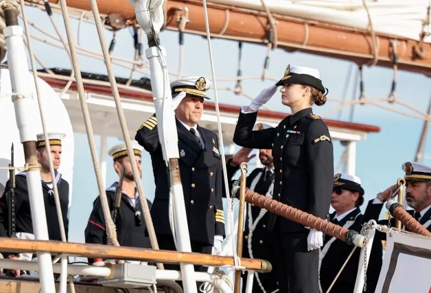 Leonor saluda a un superior a bordo del Elcano