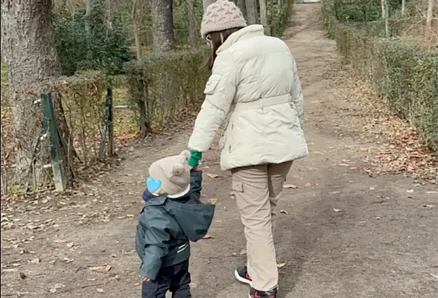 Gabriela Guillén paseando con su bebé.