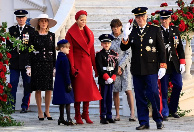 Carolina, Alberto, Estefanía y Charlene de Mónaco con sus hijos.