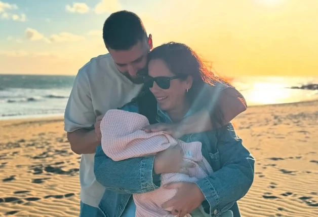 Anabel Pantoja en la playa con David Rodríguez y su hija Alma