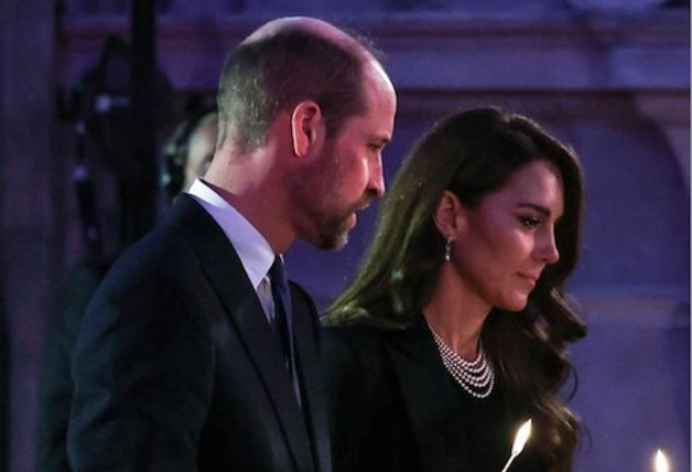 Kate Middleton y Guillermo, emocionados con las víctimas del Holocausto